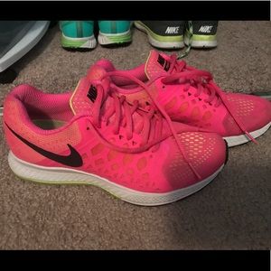 pink nike’s